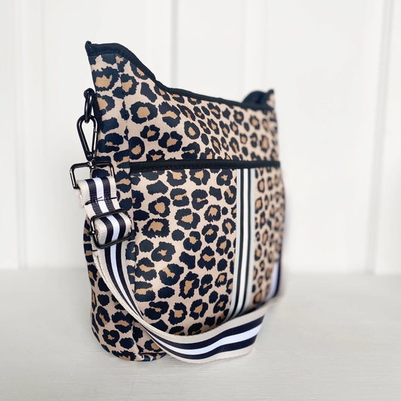 Leopard print neoprene purse - Picture 4 of 4